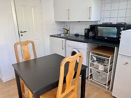 Studio Apartment - Great Location & Parking