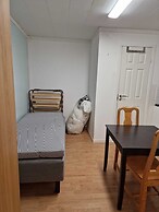 Studio Apartment - Great Location & Parking