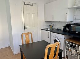 Studio Apartment - Great Location & Parking