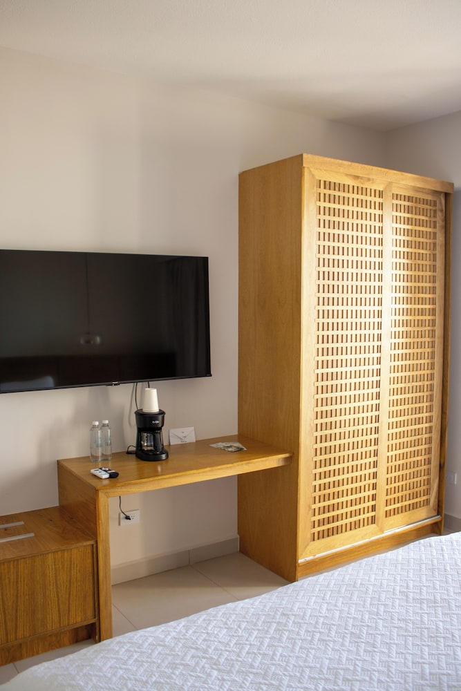 Costa Elegante Hotel & Suites