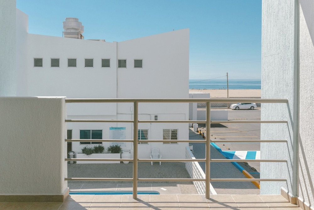 Costa Elegante Hotel & Suites