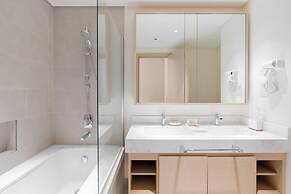 GLOBALSTAY. Creek Rise Tower 1 Elegant Apartment