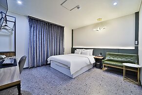 HOTEL LION