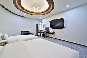 HOTEL LION