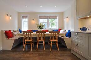 Charming 10-bed House in Blairgowrie
