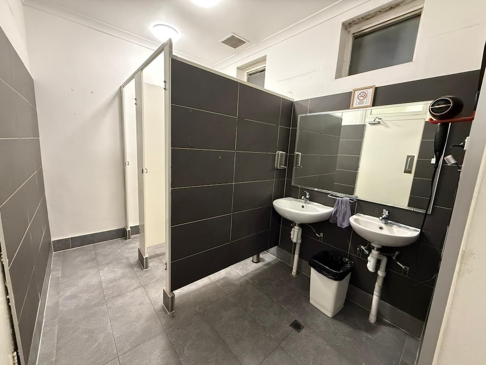 Wallaby Backpackers Hostel Perth - note - Valid passport required to c