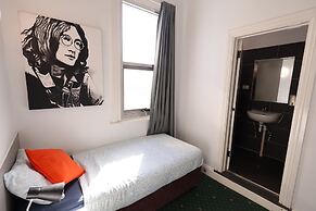 Wallaby Backpackers Hostel Perth - note - Valid passport required to c
