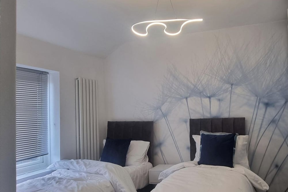 3 Bed House Sleeps 5 - Parking, Garden, Pets