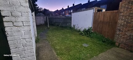 3 Bed House Sleeps 5 - Parking, Garden, Pets