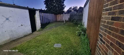 3 Bed House Sleeps 5 - Parking, Garden, Pets