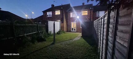 3 Bed House Sleeps 5 - Parking, Garden, Pets