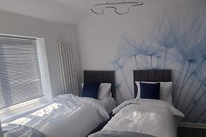 3 Bed House Sleeps 5 - Parking, Garden, Pets