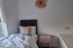 3 Bed House Sleeps 5 - Parking, Garden, Pets