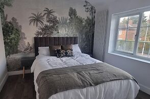 3 Bed House Sleeps 5 - Parking, Garden, Pets
