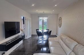 3 Bed House Sleeps 5 - Parking, Garden, Pets