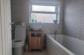 3 Bed House Sleeps 5 - Parking, Garden, Pets