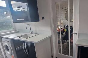 3 Bed House Sleeps 5 - Parking, Garden, Pets