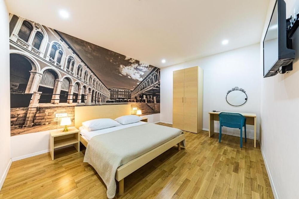 SPLIT CITY ROOMS