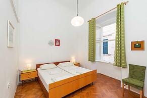 Two Stars Two Beds Downtown Apartment