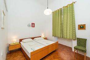 Two Stars Two Beds Downtown Apartment