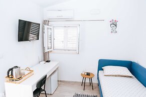 Serious Job Room