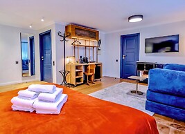 Zorba&Bond Hotel on the 8th