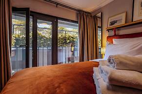 Zorba&Bond Hotel on the 8th