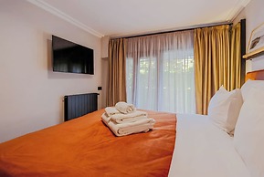 Zorba&Bond Hotel on the 8th