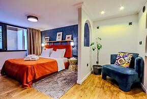 Zorba&Bond Hotel on the 8th