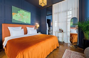 Zorba&Bond Hotel on the 8th