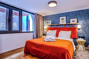 Zorba&Bond Hotel on the 8th
