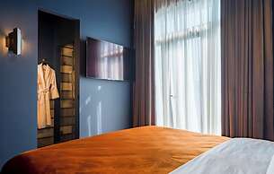 Zorba&Bond Hotel on the 8th
