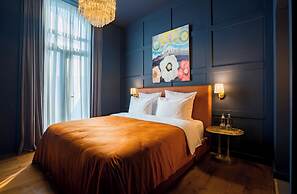 Zorba&Bond Hotel on the 8th