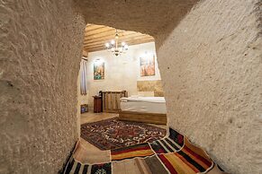 Library Cave Hotel