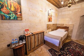 Library Cave Hotel