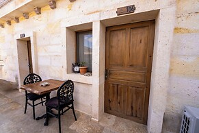 Library Cave Hotel