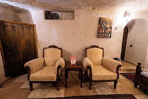 Library Cave Hotel