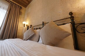Library Cave Hotel