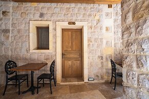 Library Cave Hotel