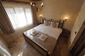 Library Cave Hotel