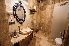 Library Cave Hotel