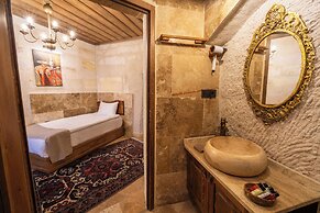 Library Cave Hotel