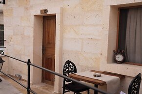 Library Cave Hotel