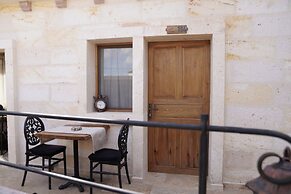 Library Cave Hotel