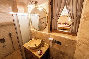 Library Cave Hotel