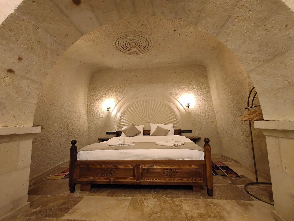 Library Cave Hotel
