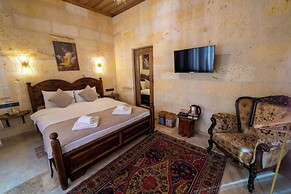 Library Cave Hotel