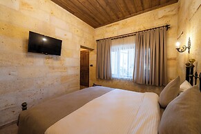 Library Cave Hotel