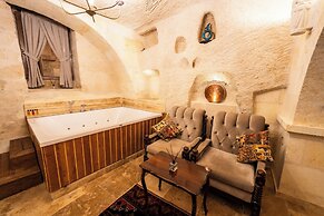 Library Cave Hotel