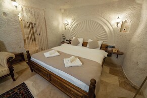 Library Cave Hotel